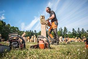 I kan også opleve imponerende træskulpturer i Blokhus Mand laver en træskulptur