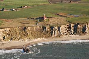 Der Leuchtturm Bovbjerg Fyr an der Nordsee Der Leuchtturm Bovbjerg Fyr aus der Vogelperspektive