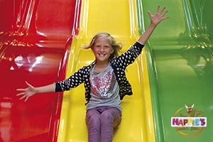 Hier beleven de kinderen veel plezier Meisje op een glijbaan