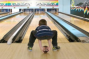 Bowling for alle aldre Dreng bowler i bowlingcentret City Bowling i Odense