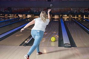 Partybowling i Odense Aftenbowling med dæmpet lys i City Bowling i Odense