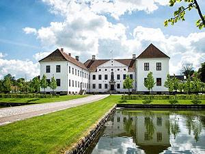 Clausholm Slot Fassade im Sommer Clausholm Slot Fassade