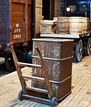 Kuffert og bagage på Danmarks Jernbanemuseum Bagage på perronen på Danmarks Jernbanemuseum
