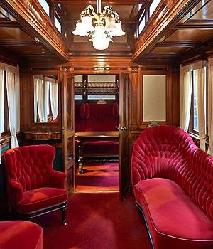 Den fine, royale togvogn på Danmarks Jernbanemuseum Royal togvogn med fine møbler på Danmarks Jernbanemuseum