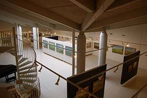 Varje år är det 6-8 varierande utställningar på Frederikshavns Kunstmuseum Museum sett från 2 vån.
