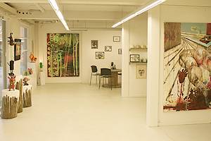 Lyst galleri med interessant kunsthåndværk Forskellig kunst og kunsthåndværk i Galleri Djurs