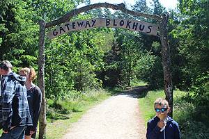 Indgang til skoven og Gateway Blokhus Sti gennem skoven i det rekreative område Gateway Blokhus