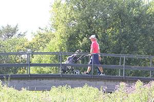 Gezellige omgeving voor een heerlijk potje golf Mannen lopen over een brug