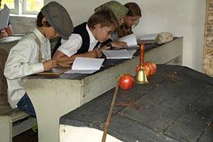 Flittige elever i skolestuen på den gamle skole Flittige elever i skolestuen på den gamle skole