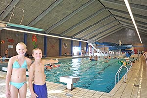 De Hvide Sande Sports- og Svømmehal biedt recreatie en plezier voor het hele gezin Twee kinderen en het 25-meterbad