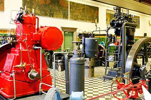 Gå på upptäcktsfärd i de stora maskinhallarna Maskinhallen på Industrimuseet
