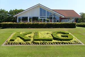 Kaj Lykke Golfklub hälsar golfentusiaster välkomna Klubbhus och blomsterrabatt