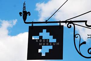 Skilt byder velkommen til Køge Museum Køge Museum skilt