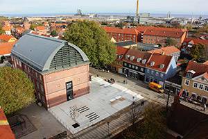 Förgården på KØS Flygfoto av KØS