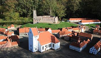 Kyrka och hus framför kungaborgen Koldinghus Koldinghus är omgiven av sjö, kyrka och hus
