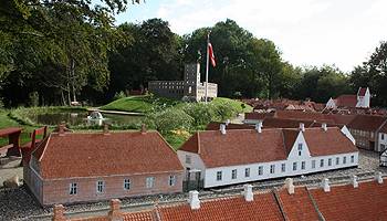 Koldinghus och slottsjön bakom Koldings hus Njut av att se på de detaljerade husen i Kolding Miniby