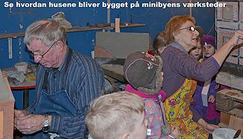 Se när miniatyrbyggarna arbetar i verkstaden Upplev hur husen i miniatyrstaden byggs