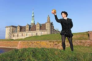 Hamlet på Kronborg - Foto: Thorkild Jensen Kronborg med Hamlet i förgrunden