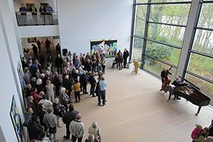 Många gäster till vernissage Utställningshall med många gäster