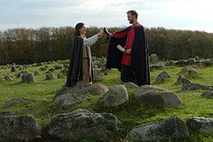 Vikingaromantik under vikingamarknaden på Lindholm Høje Vikingar skålar på Lindholm Høje