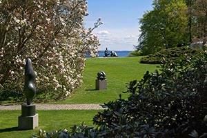 Gå en tur i parken med skulpturer Park med skulpturer