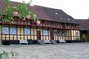 Besök det spännande museet i den gamla fina köpmansgården Mariager Museums fasad