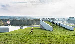 Njut av utsikten från taket på Moesgaard Museum Utsikt över havet, naturen och herrgården från Moesgaard Museum