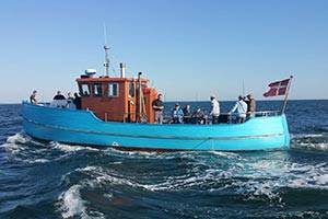 Tag på fisketur eller sælsafari med M/S Drost M/S Drost på vandet med passagerer