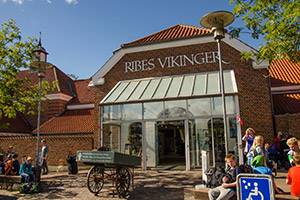 Besök Museet Ribes Vikinger Fasaden av museet i Ribe