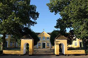 Hovedgården bjuder in er Hovedgårdens fasad