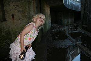 Auch Kinder finden einen Besuch im Bunker spannend Mädchen in Kanonenbrunnen