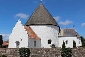Die Nyker Rundkirke ist die kleinste und neueste Rundkirche Bornholm Die weißgekalkte Nyker Rundkirke ist eine von Bornholms vier berühmten Rundkirchen