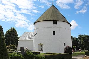 Nylars Rundkirke er den bedst bevarede rundkirke på Bornholm Nylars Rundkirke fra år 1160 er en af Bornholms fire berømte rundkirker