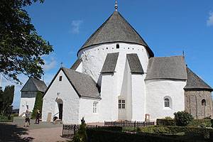 Østerlars Rundkirke er den største og ældste rundkirke på Bornholm Den imponerende Østerlars Rundkirke er den største af de fire rundkirker på Bornholm