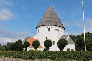 Olsker Rundkirke ist die schlankeste Kirche der vier Rundkirchen auf Bornholm Olsker Rundkirke stammt aus dem Jahre 1150 und ist die eleganteste Rundkirche auf Bornholm