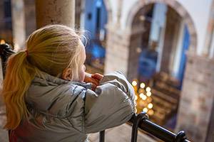 Liten flicka njuter av den imponerande synen Flicka tittar ut över domkyrkan