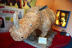 Sehen Sie sich ein Nashorn aus Weinkorken an Nashorn aus Weinkorken