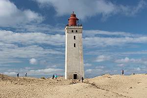 Rubjerg Knude Fyr bei Lönstrup hochgelegen in den Dünen Genießen Sie die Aussicht vom weißen Leuchtturm Rubjerg Knude Fyr beim Feriengebiet Lönstrup