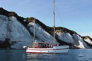Sejlkutteren Discovery foran Møns Klint Oplev Møns Klint fra Sejlkutteren Discovery