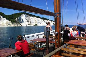 Turister ombord på Discovery Discovery foran Møns Klint med turister ombord