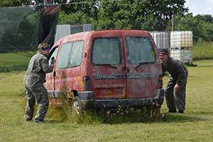 Der finns olika paintball banor, där ni kan utmana varandra Paintball