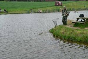 Angler können im See Forellen fangen Angler am See