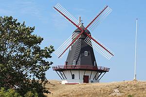 Die restaurierte Mühle Sønderho Mølle auf Fanö wurde 1895 erbaut Die Windmühle Sønderho Mølle ist ein Wahrzeichen der Stadt Sönderho auf Fanö