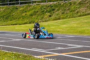 Lej en gokart og træd speederen i bund Gokart på bane