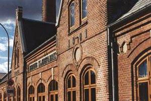 De mooie, oude kledingfabriek in Herning Deel van de gevel van de kledingfabriek