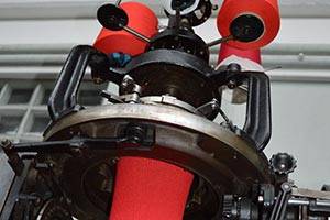 Bekijk de oude, industriële machines in het Textilforum - breimachine Breimachine