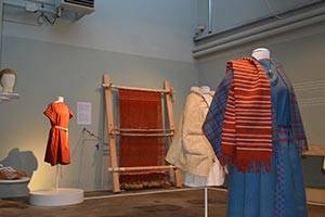 De gereconstrueerde klederdracht van het 1800 jaar oude meisje van Hammerum Geweven klederdracht in blauw en rood