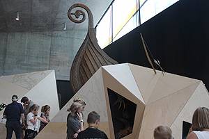 Gæster lytter til den fjernbetjente lydguide En af udstillingerne i Tirpitz-museet