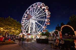 Tijdens Fed Fredag kunt u naar toffe concerten op de vrijdagavond! Reuzenrad in de avond