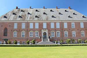 Das Schloss Valdemars Slot auf Taasinge bietet mehrere Museen und ein Café Erleben Sie Valdemars Slot mit den schönen Gebäuden, Museen und Café